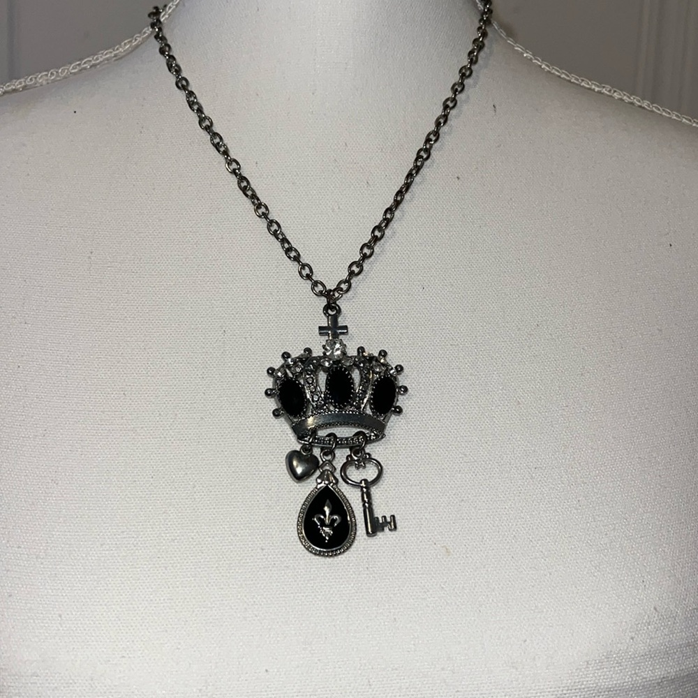 Elegant Silver Crown Pendant Necklace